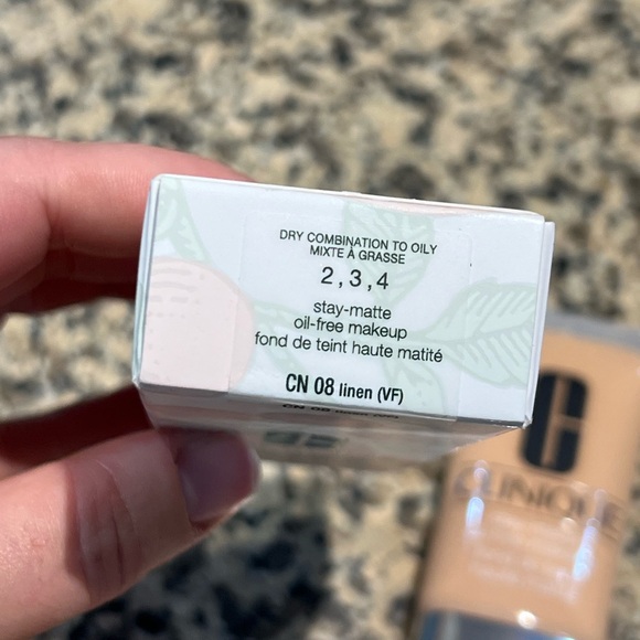 Clinique Stay Matte Makeup Linen - Picture 3 of 10